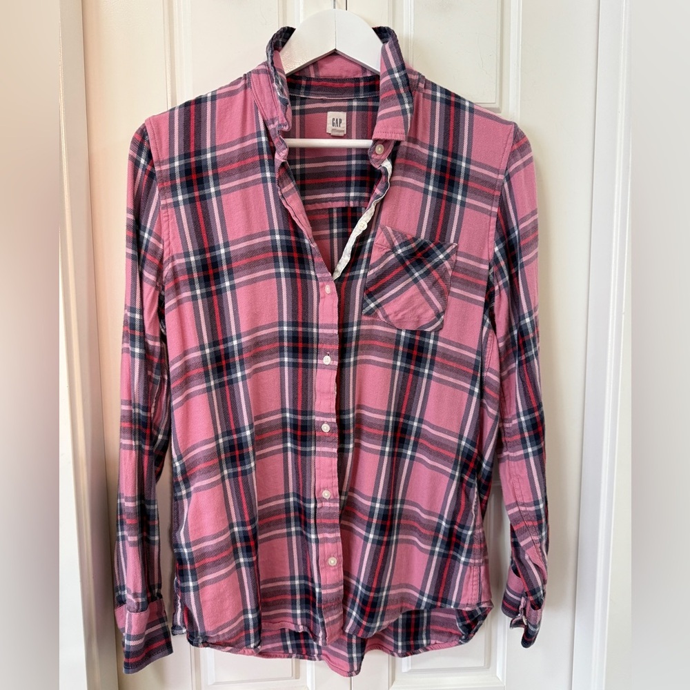 🌸 GAP Soft-Pink Plaid Flannel Button-Up (Size M)